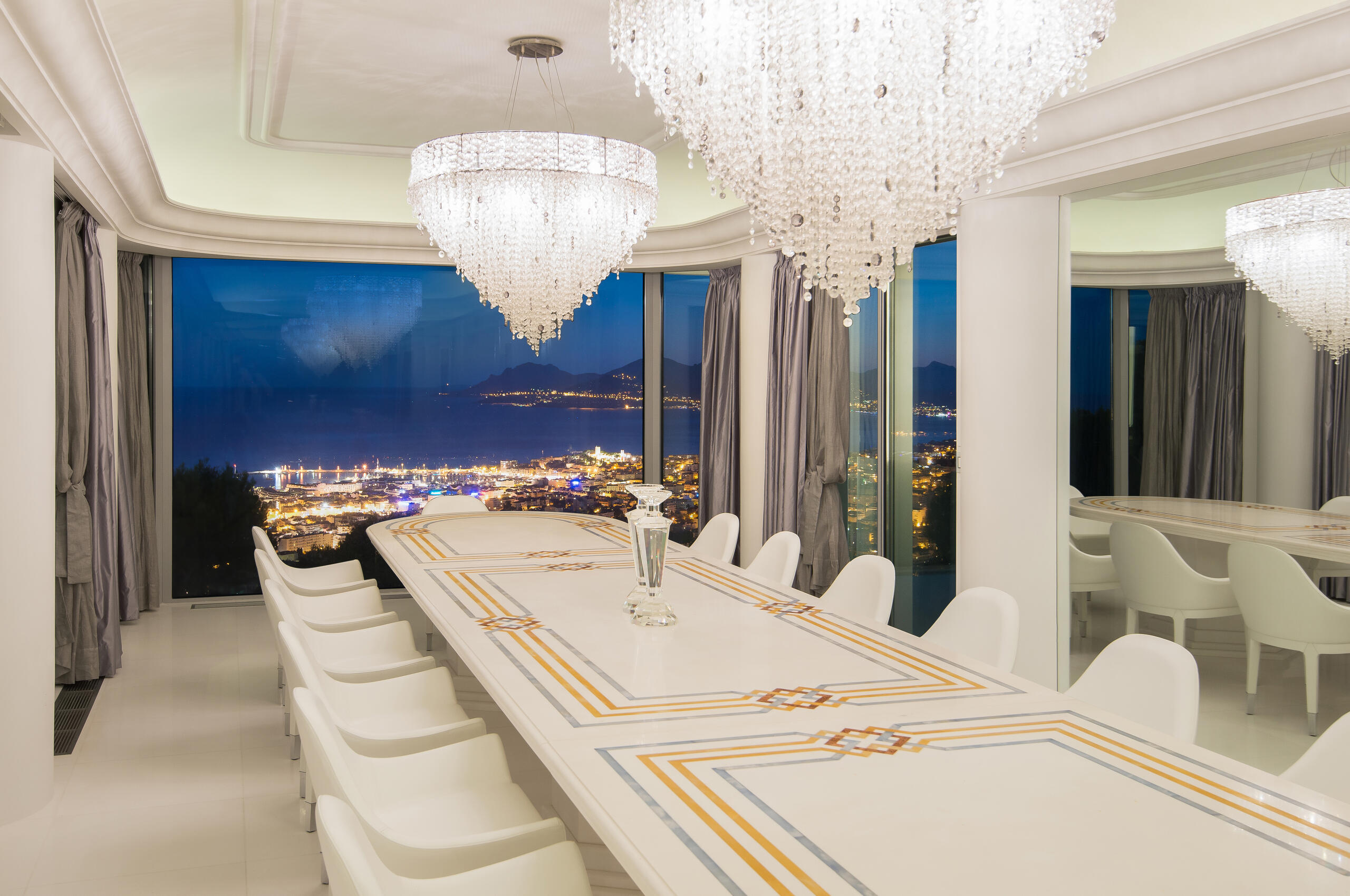 villa-carey-diningroom-seaview-elegant-modern-luxury-design-cannes