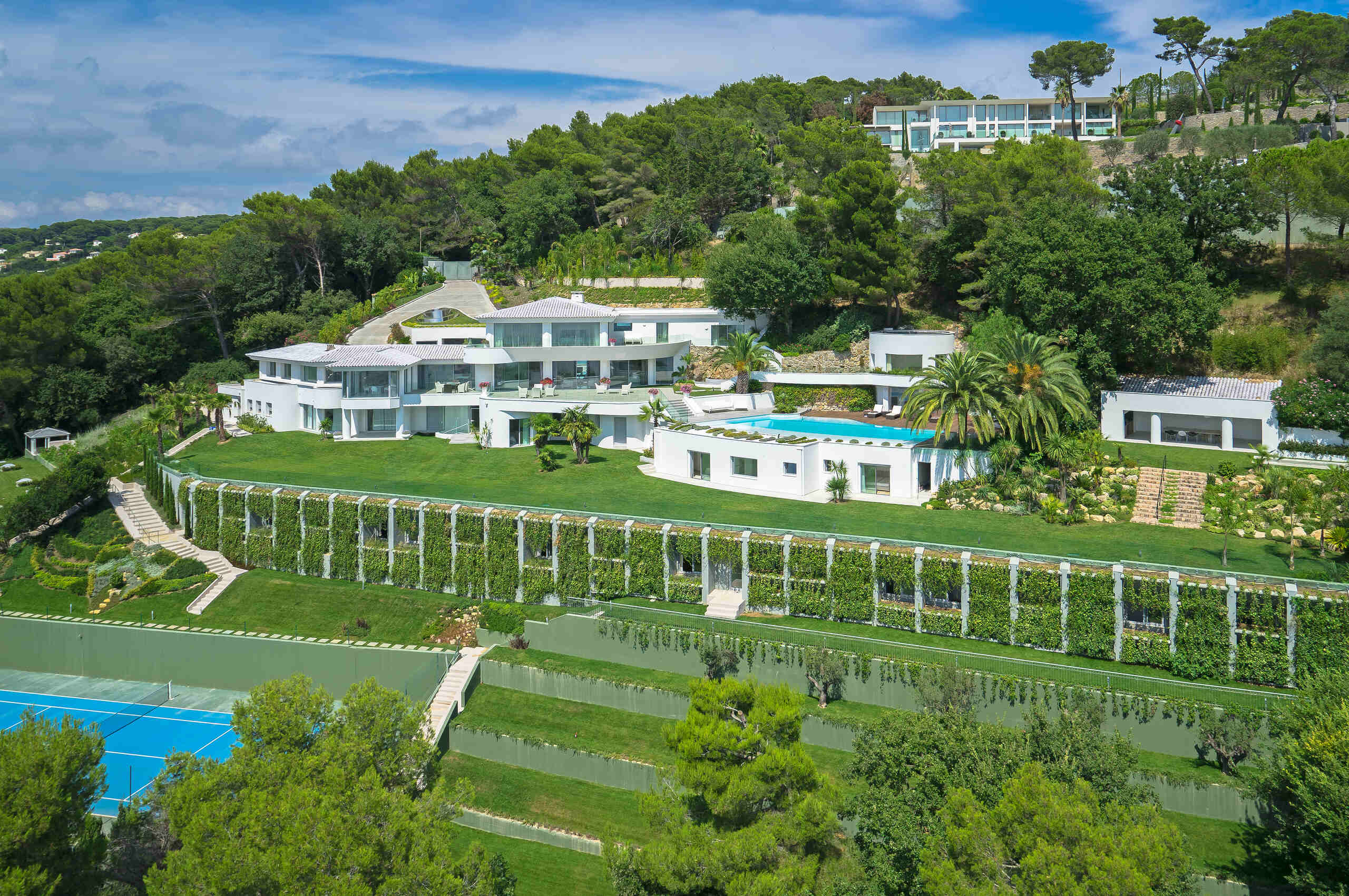 villa-carey-exterior-luxury-modern-retreat-tennis-court-landscapedgarden-frenchriviera-cannes