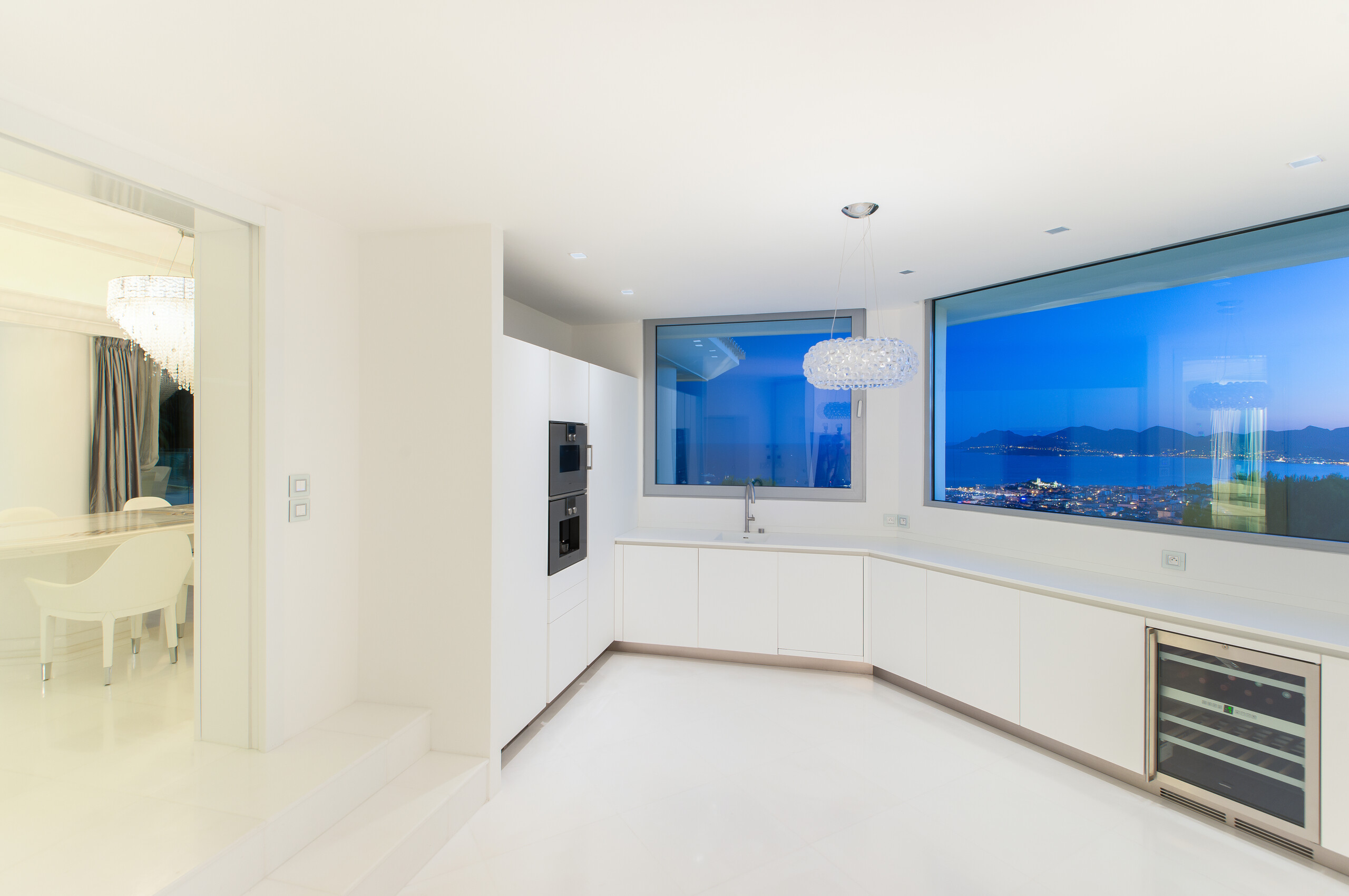 villa-carey-kitchen-oceanview-mountainview-modern-luxury-design-cannes