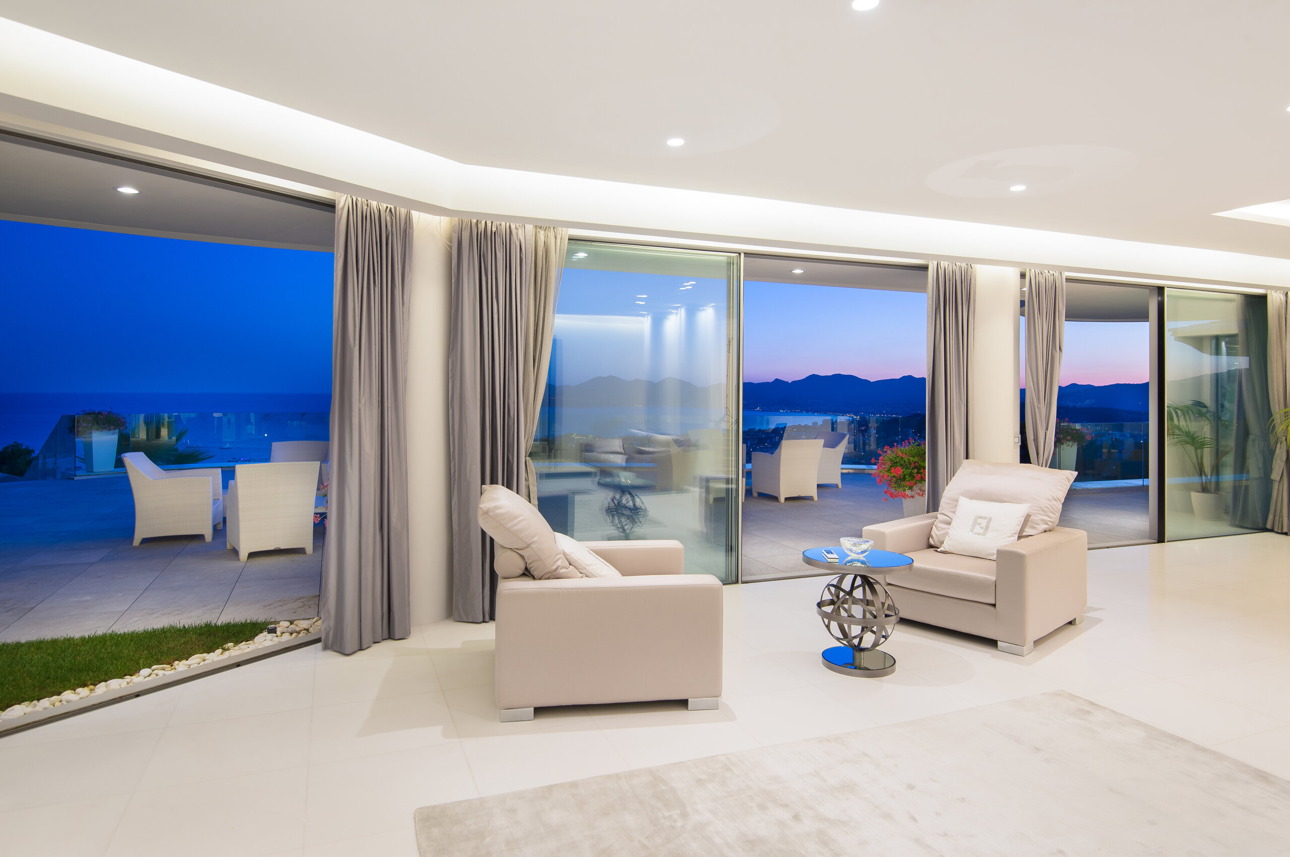 villa-carey-livingroom-balcony-sunset-seaview-mountainview-paradise-cannes