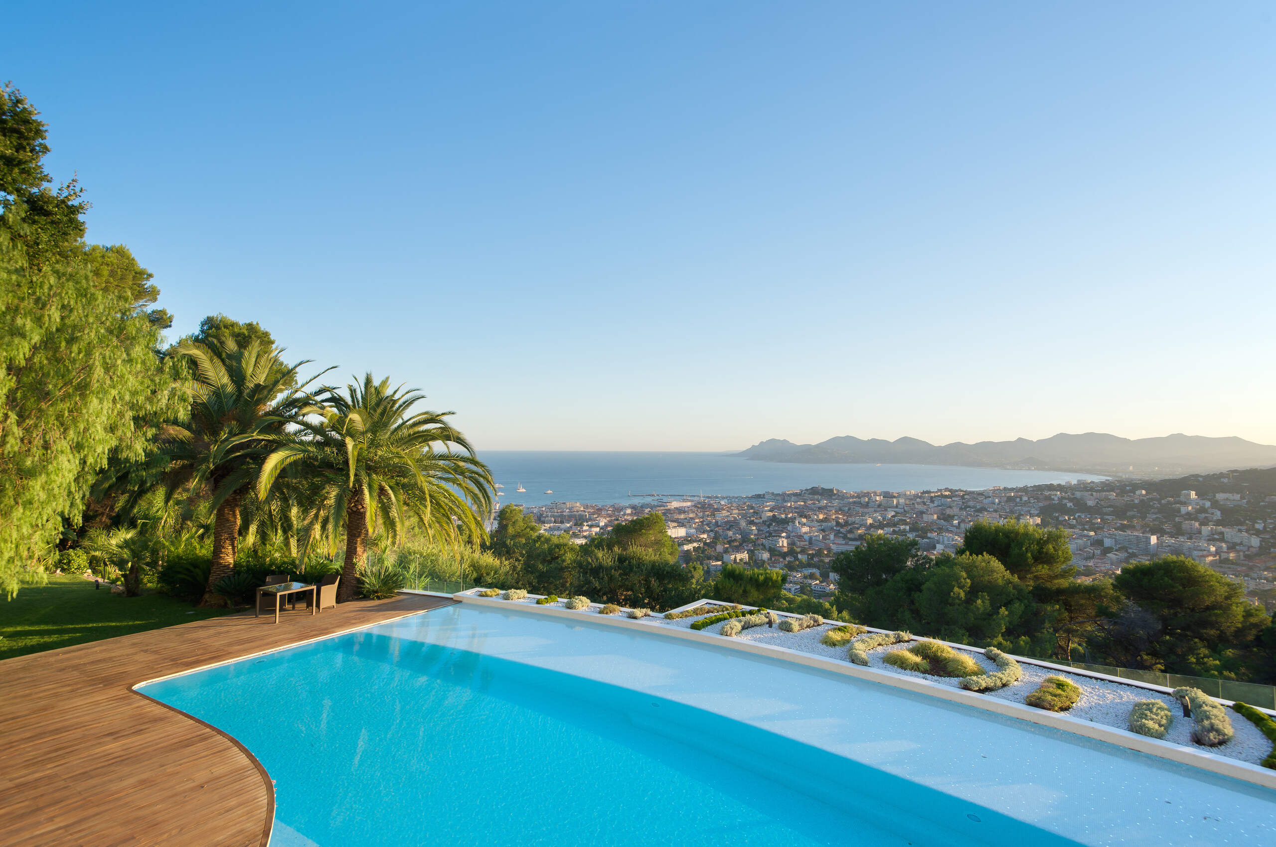 villa-carey-pool-palmtree-oceanview-luxury-paradise-retreat-cannes