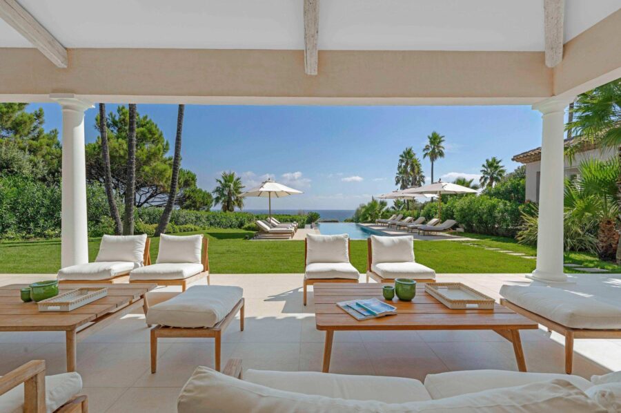 villa-carol-alfresco-lounge-area-covered-terrace-sea-view-luxury-ramatuelle