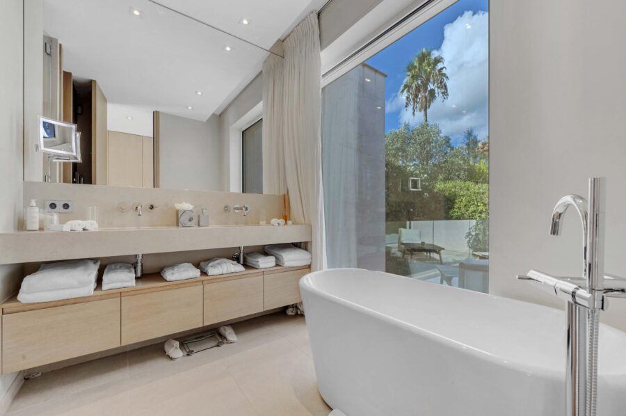 villa-carol-bathroom-bathtub-double-sink-garden-view-luxury-ramatuelle