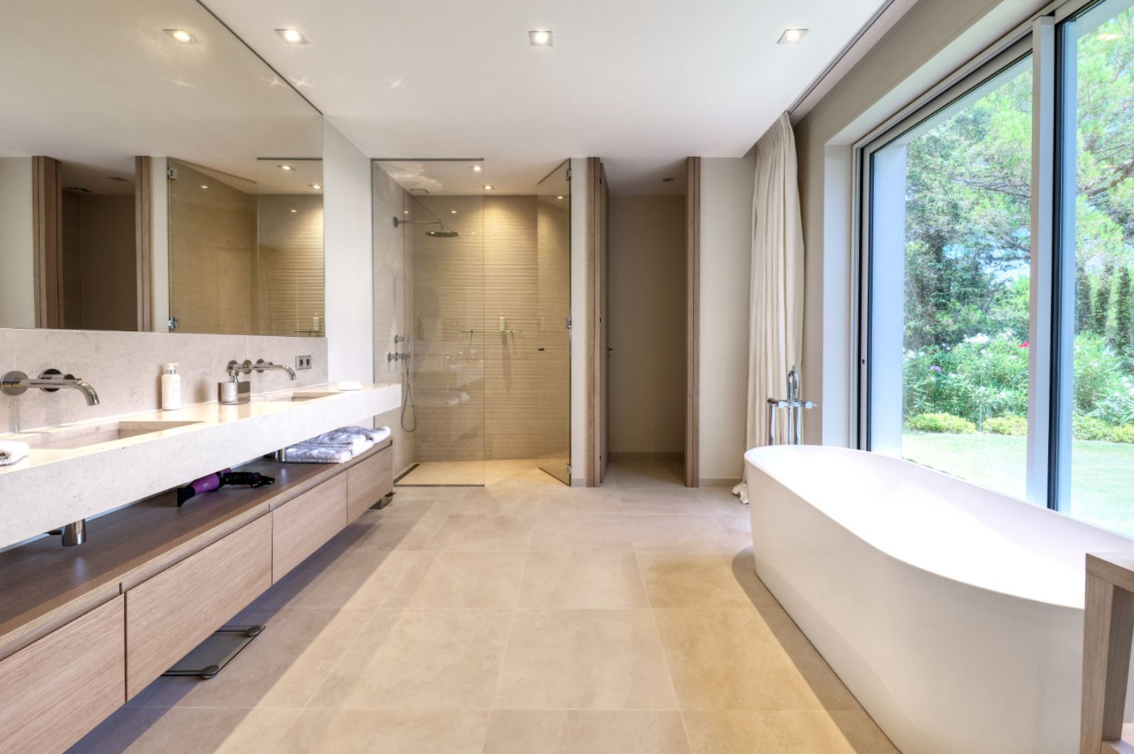 villa-carol-bathroom-bathtub-doublesink-italianshower-luxury-modern-design-ramatuelle