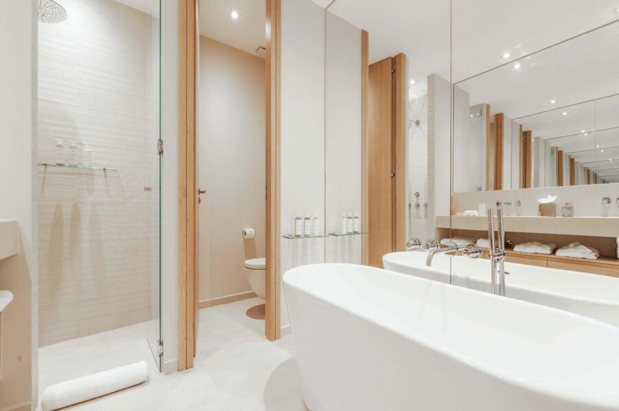 villa-carol-bathroom-bathtub-modern-sleek-design-luxury-ramatuelle