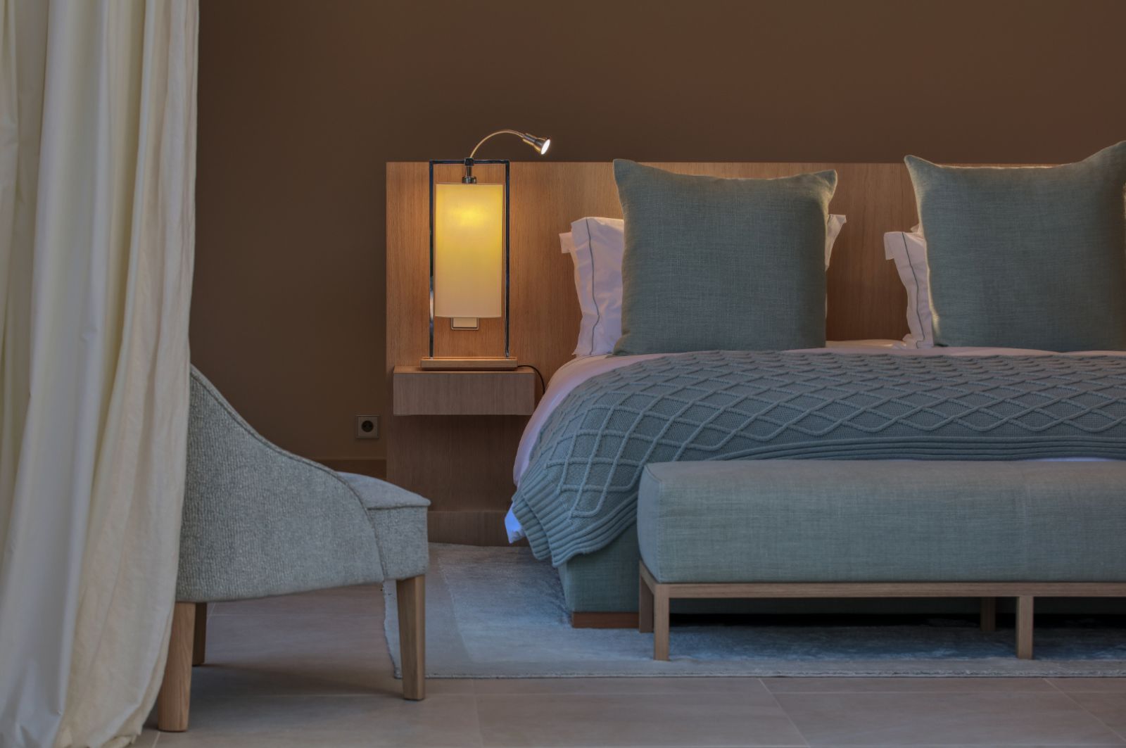 villa-carol-bedroom-modern-stylish-luxury-interior-cannes