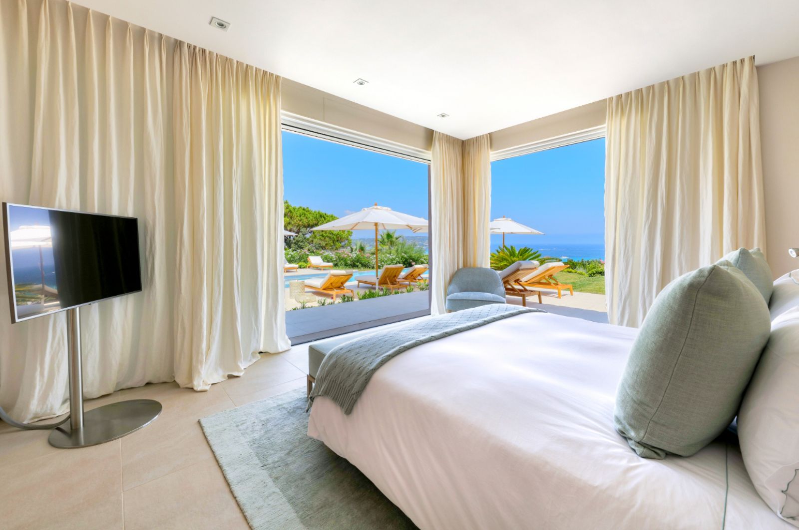 villa-carol-bedroom-poolview-modern-stylish-interiordesign-ramatuelle