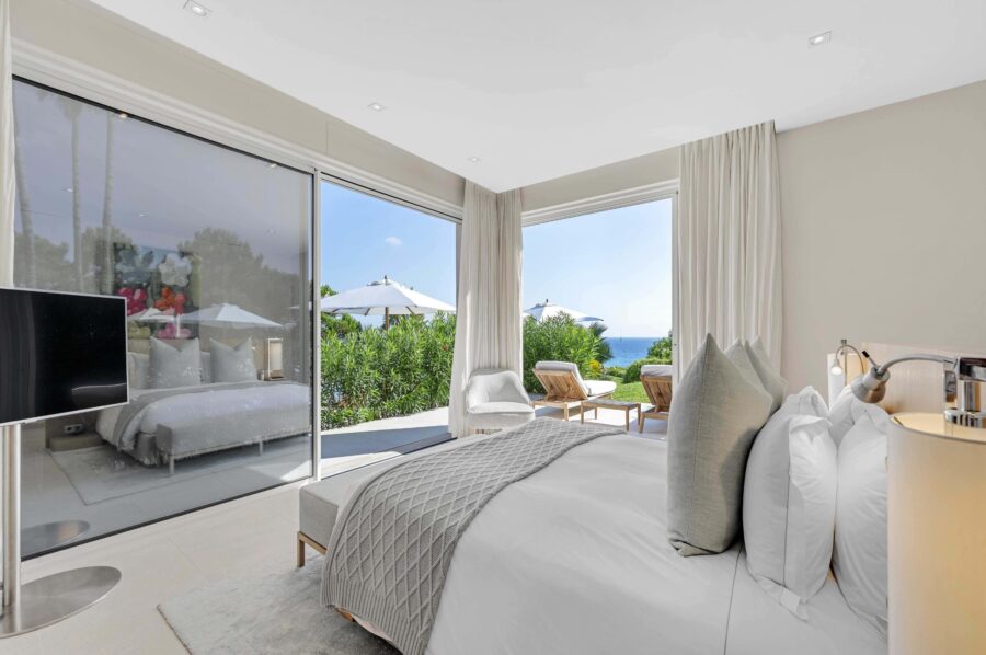 villa-carol-bedroom-sea-view-elegant-design-luxury-ramatuelle