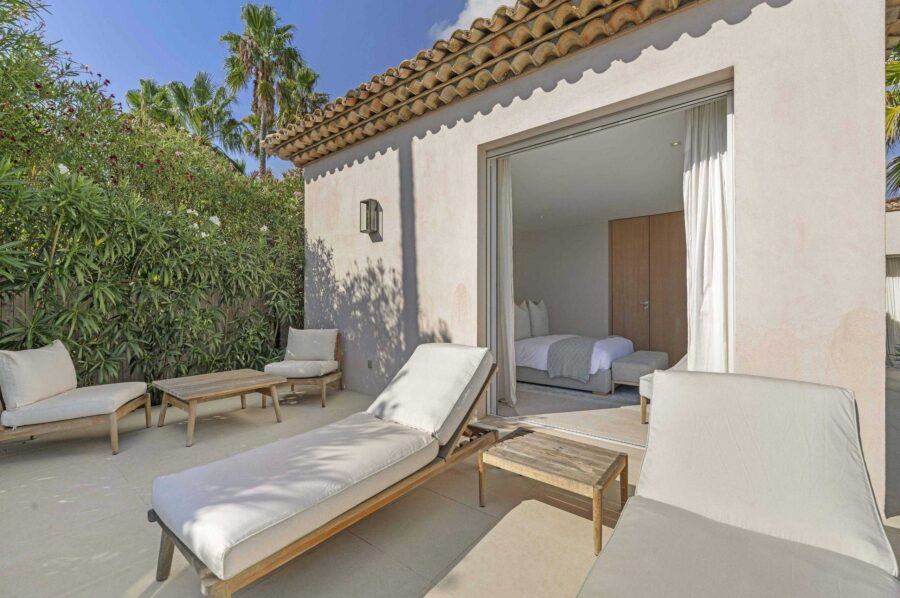 villa-carol-bedroom-terrace-sun-loungers-luxury-ramatuelle