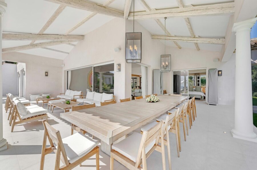 villa-carol-covered-terrace-alfresco-dining-area-lounge-luxury-ramatuelle