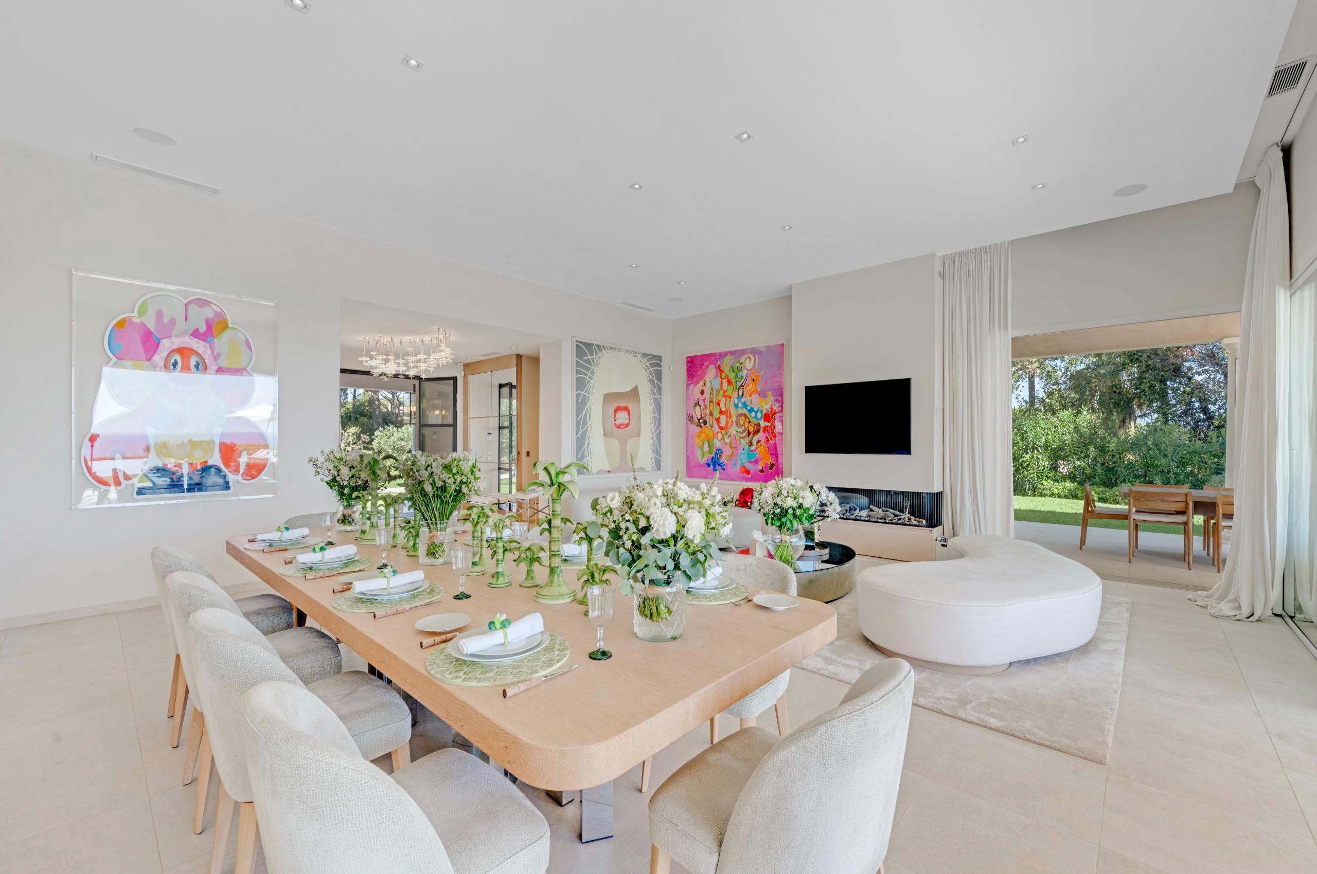 villa-carol-dining-room-artwork-garden-view-elegant-interiors-luxury-ramatuelle