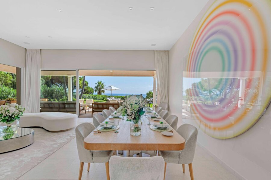 villa-carol-dining-room-artwork-sea-view-luxury-ramatuelle