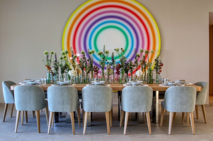 villa-carol-diningtable-diningroom-artwork-unique-luxury-interior-ramatuelle