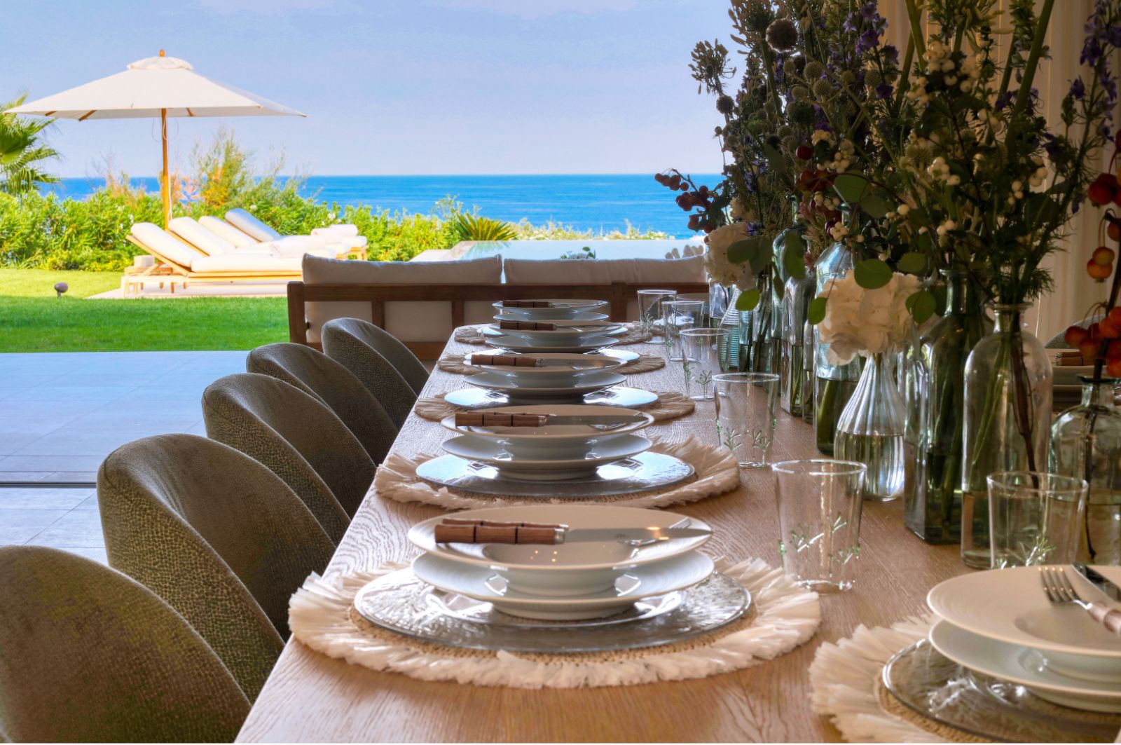 villa-carol-diningtable-oceanview-luxury-modern-ramatuelle