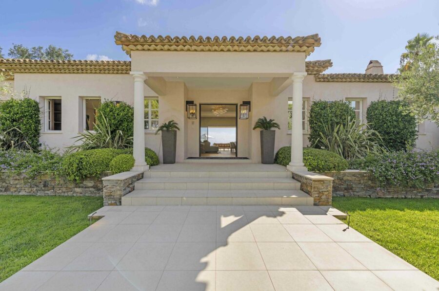 villa-carol-entrance-garden-sea-view-luxury-ramatuelle