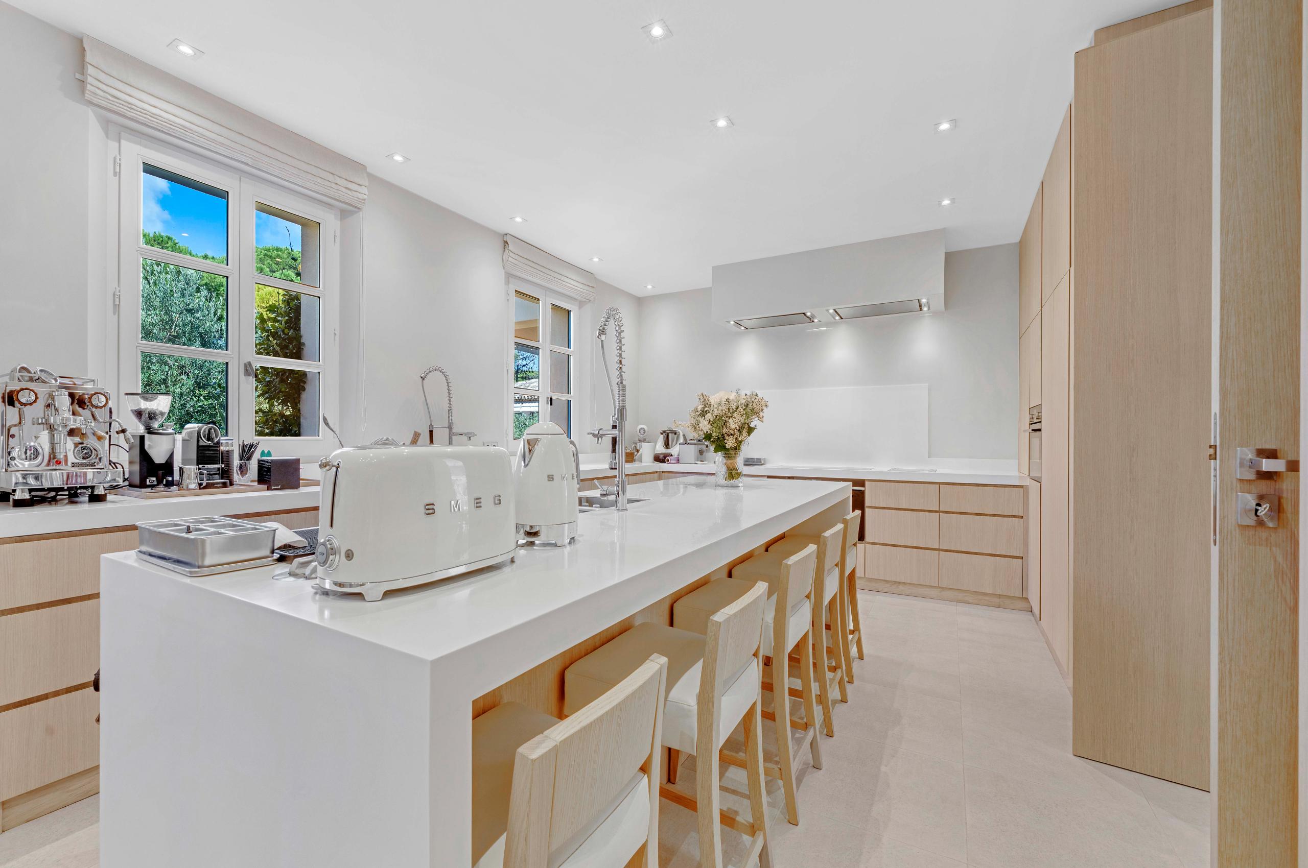 villa-carol-kitchen-breakfast-bar-fully-equipped-luxury-ramatuelle