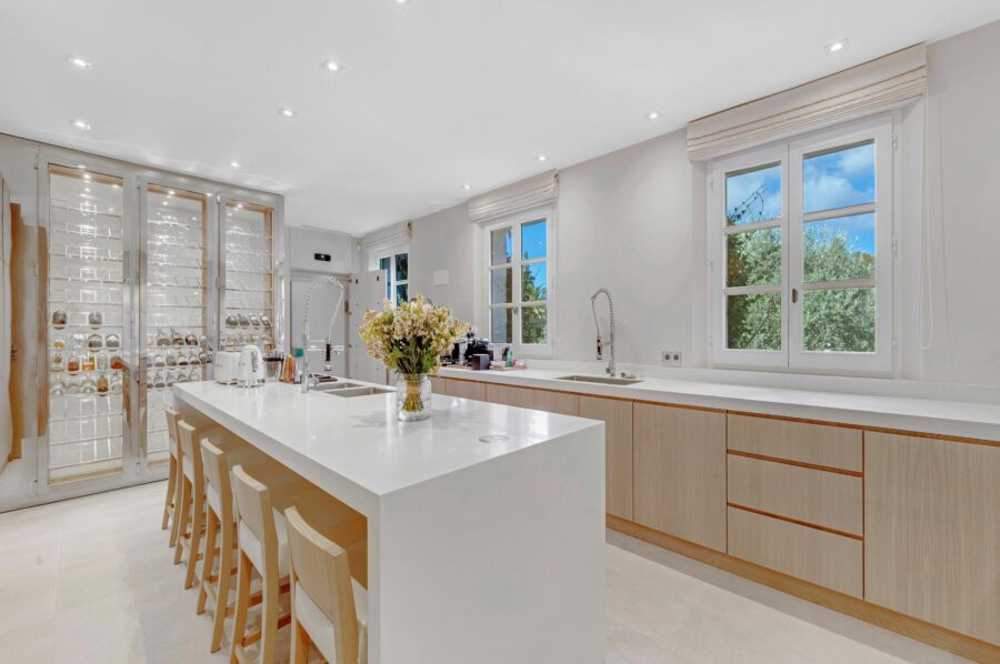 villa-carol-kitchen-breakfast-bar-wine-cellar-sleek-modern-design-luxury-ramatuelle
