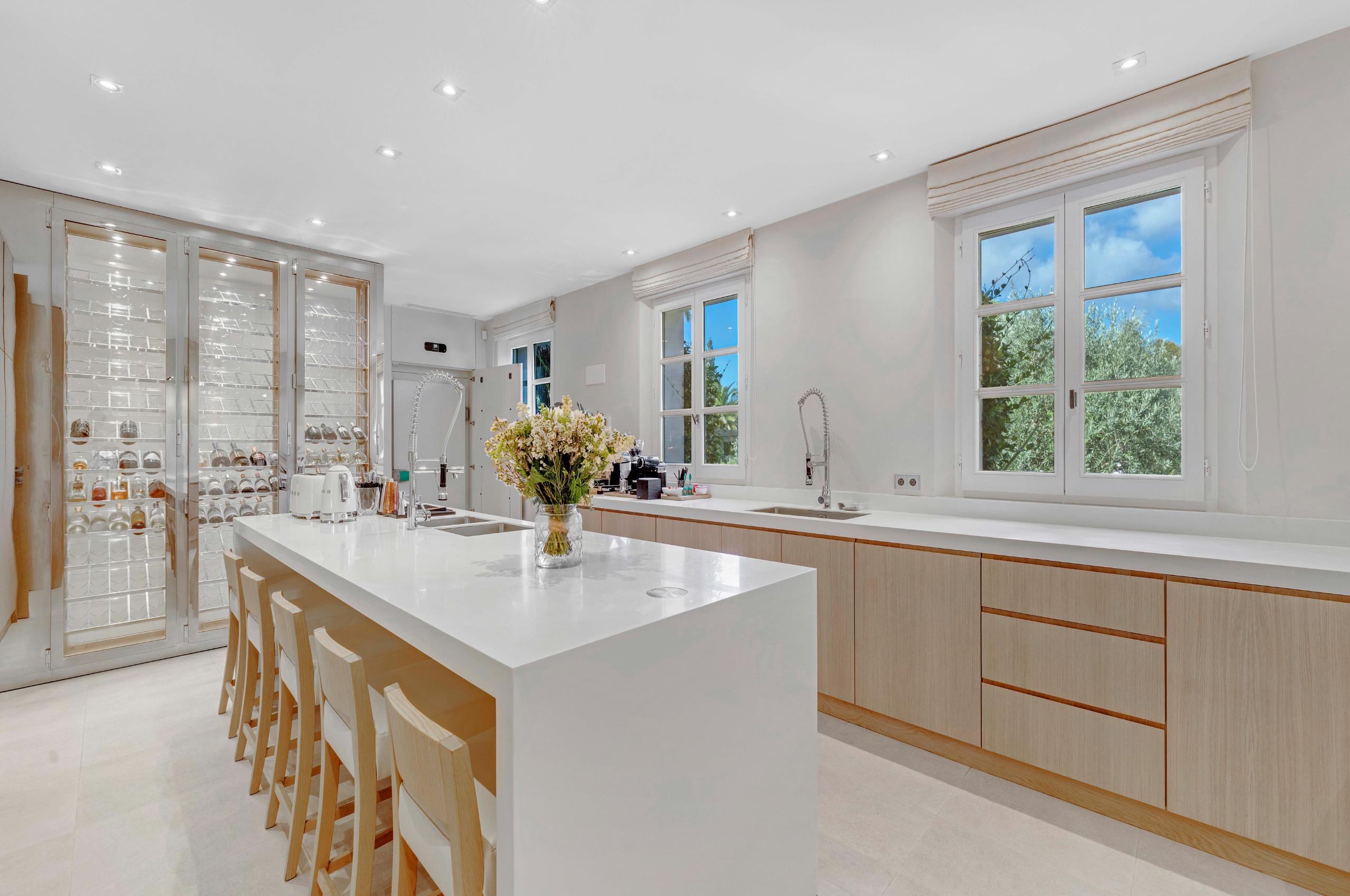 villa-carol-kitchen-breakfast-bar-wine-cellar-sleek-modern-design-luxury-ramatuelle