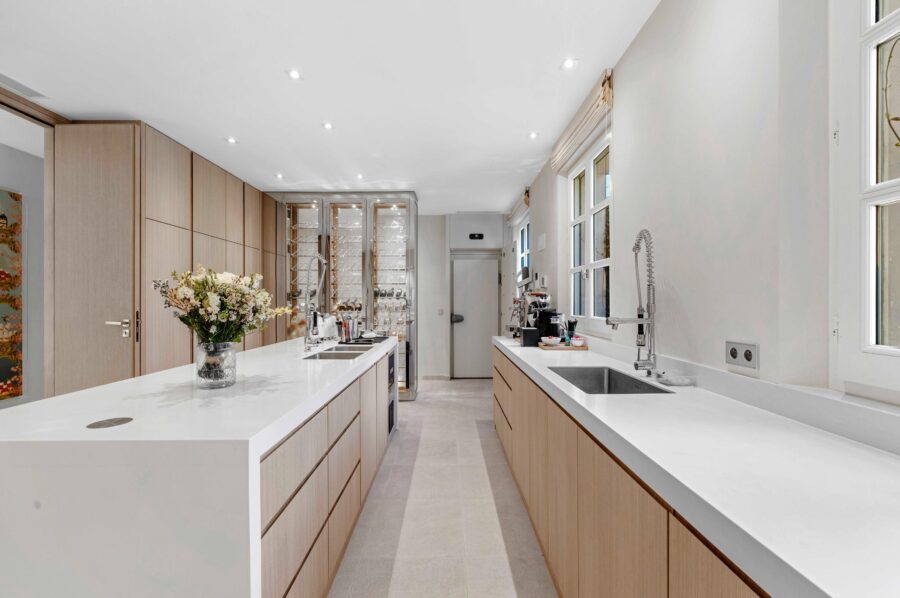 villa-carol-kitchen-sleek-modern-design-luxury-ramatuelle