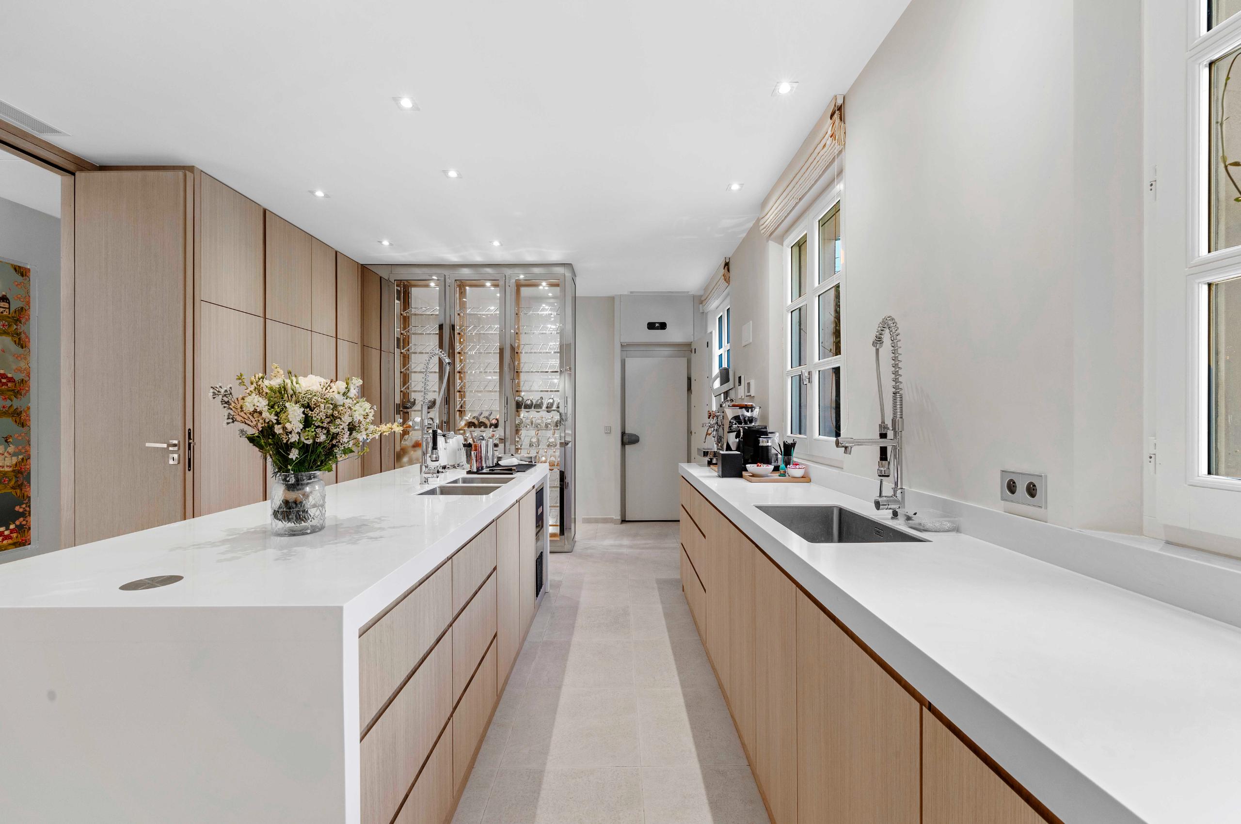 villa-carol-kitchen-sleek-modern-design-luxury-ramatuelle