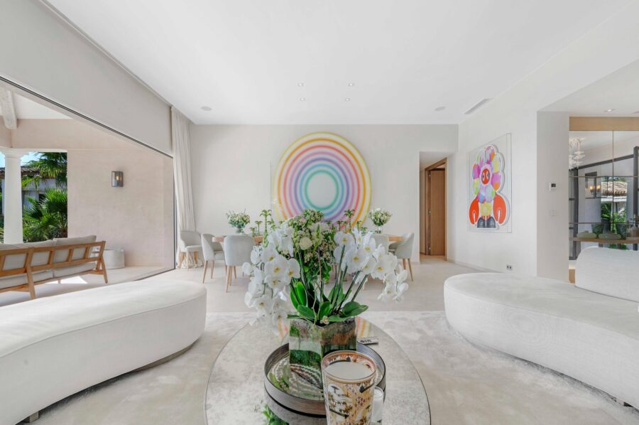 villa-carol-living-room-artwork-elegant-modern-interior-design-luxury-ramatuelle
