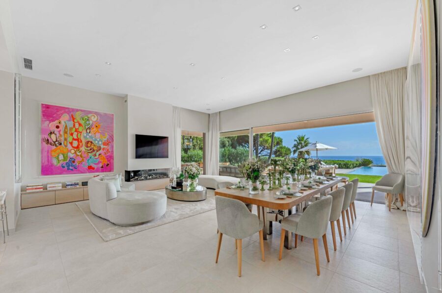 villa-carol-living-room-dining-room-openplan-sea-view-ramatuelle