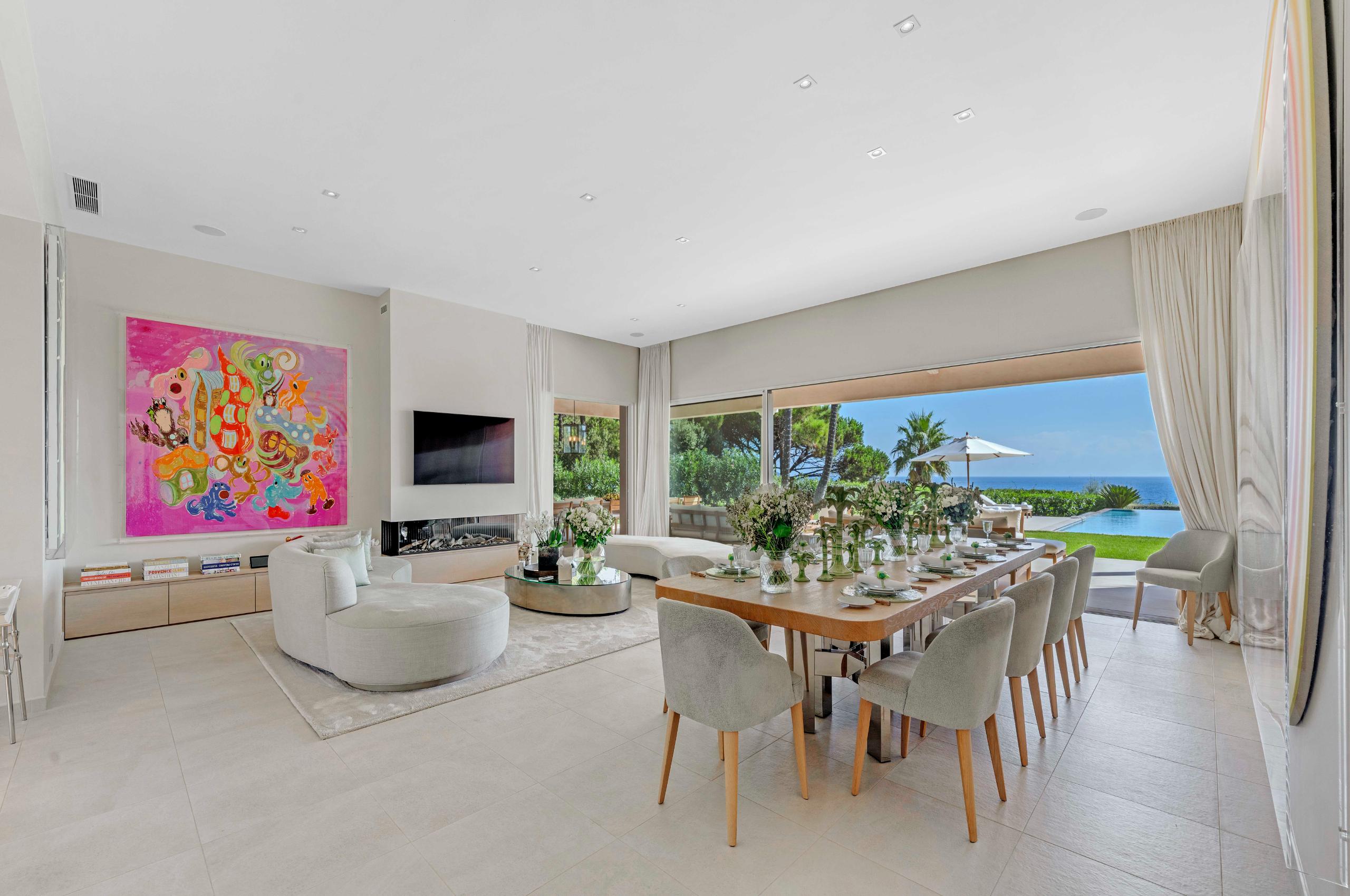 villa-carol-living-room-dining-room-openplan-sea-view-ramatuelle