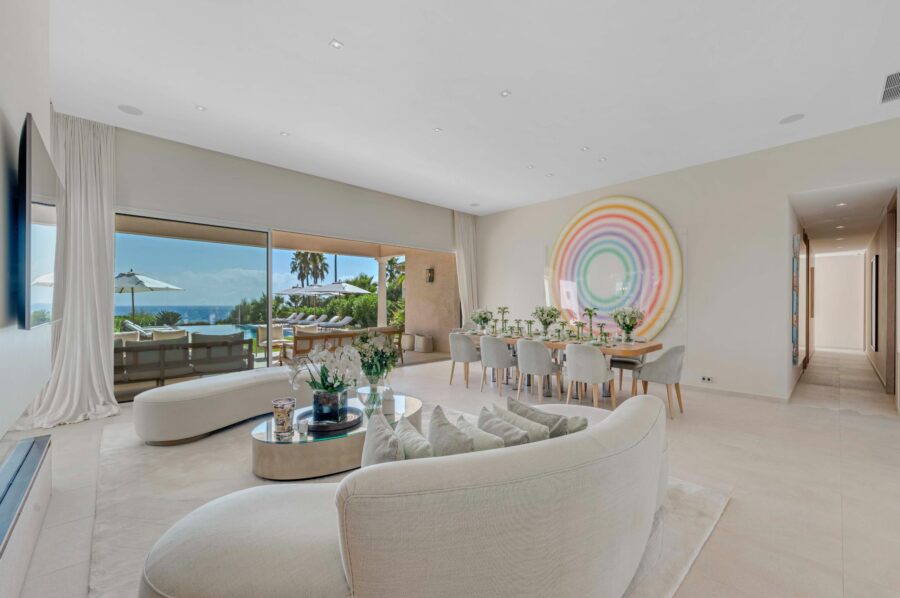 villa-carol-living-room-lounge-dining-room-artwork-luxury-design-ramatuelle