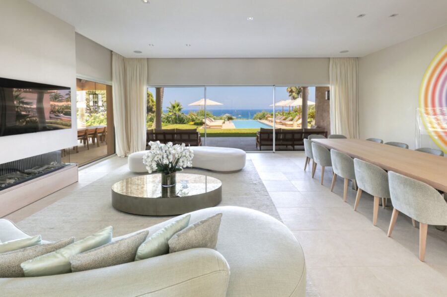 villa-carol-livingroom-spacious-luxury-modern-interiordesign-poolview-ramatuelle