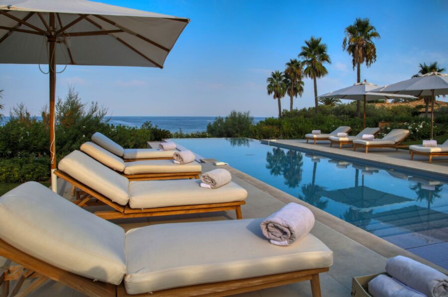 villa-carol-mainpage-infinitypool-sunlounger-palmtree-oceanview-luxury-ramatuelle