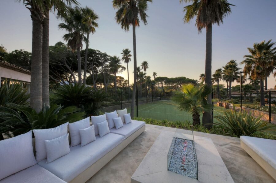 villa-carol-outdoorseating-tenniscourt-garden-luxury-modern-retreat-paradise-ramatuelle