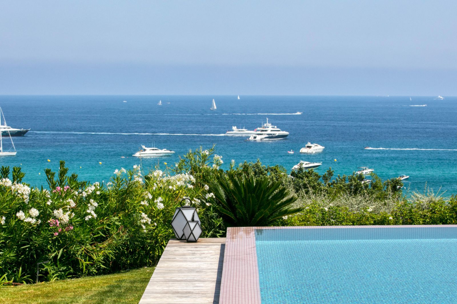villa-carol-seaview-infinitypool-frenchriviera-luxury-lifestyle-ramatuelle
