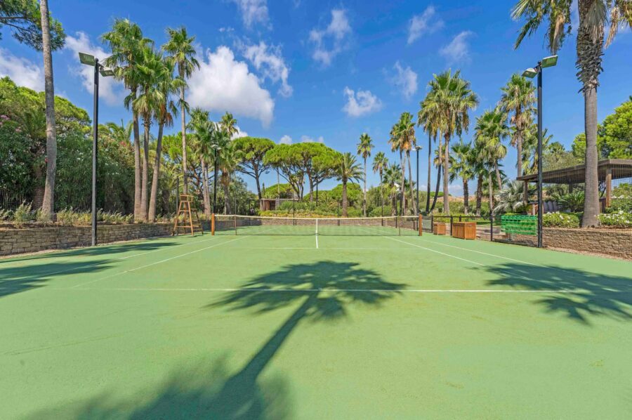 villa-carol-tennis-court-luxury-ramatuelle