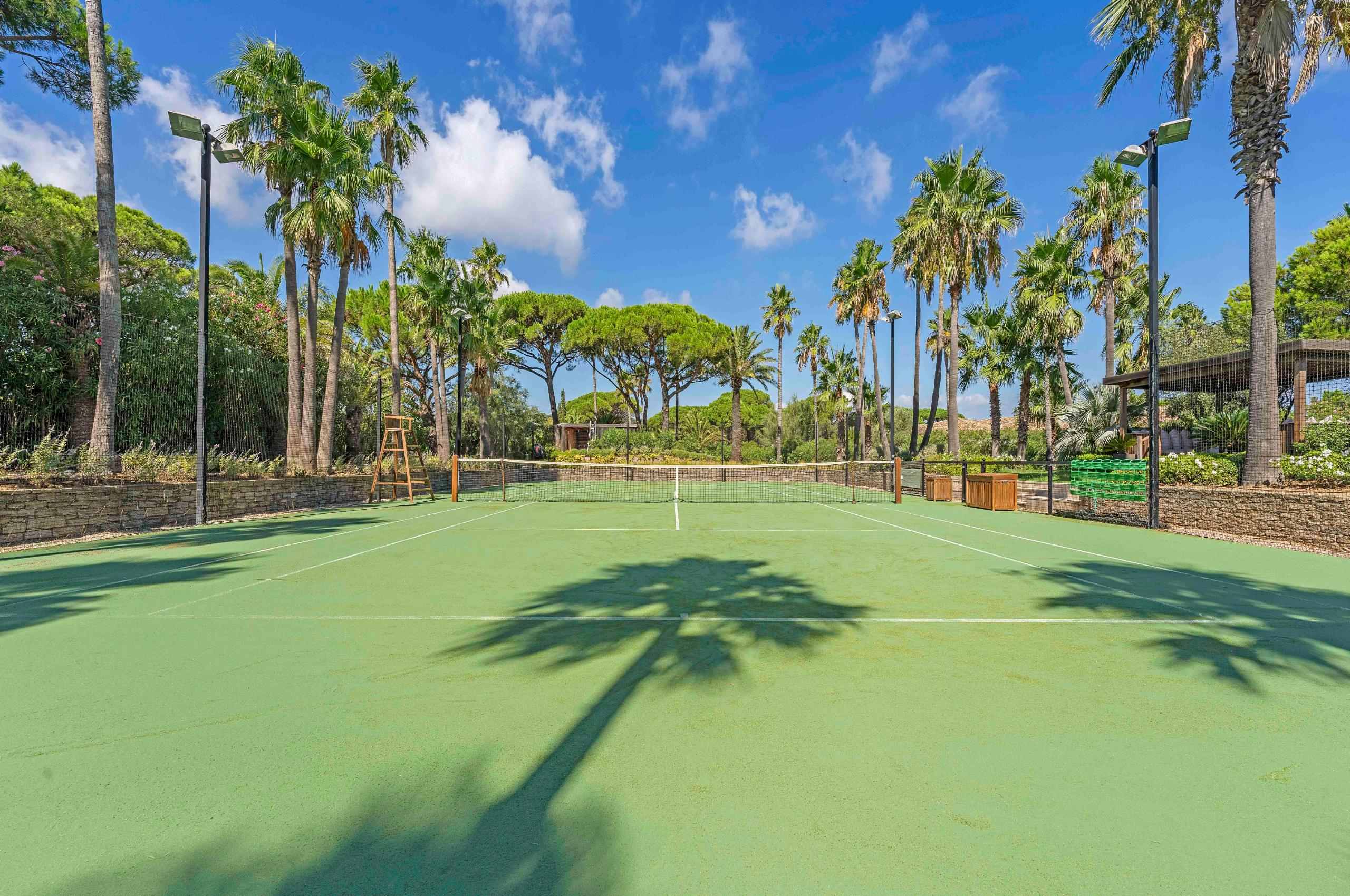 villa-carol-tennis-court-luxury-ramatuelle