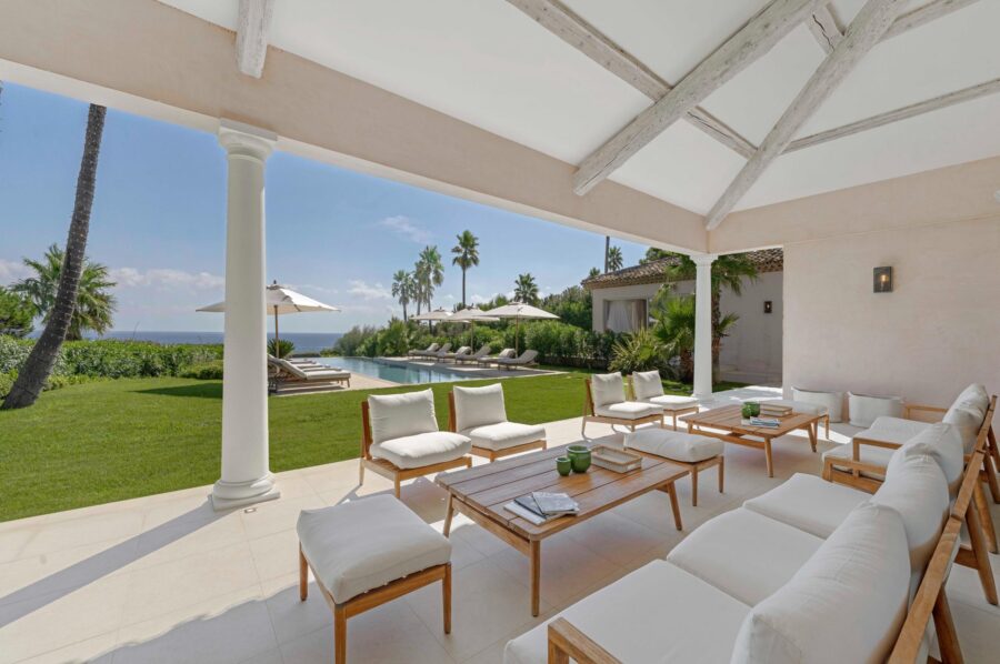 villa-carol-terrace-alfresco-dining-area-sea-view-garden-luxury-ramatuelle