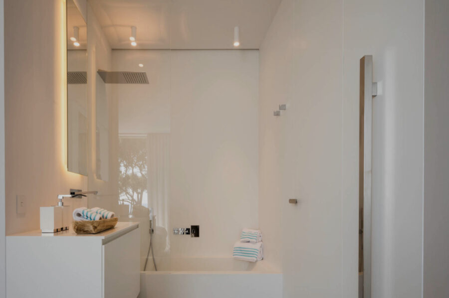 villa-caroline-bathroom-modern-luxury-design-sttropez