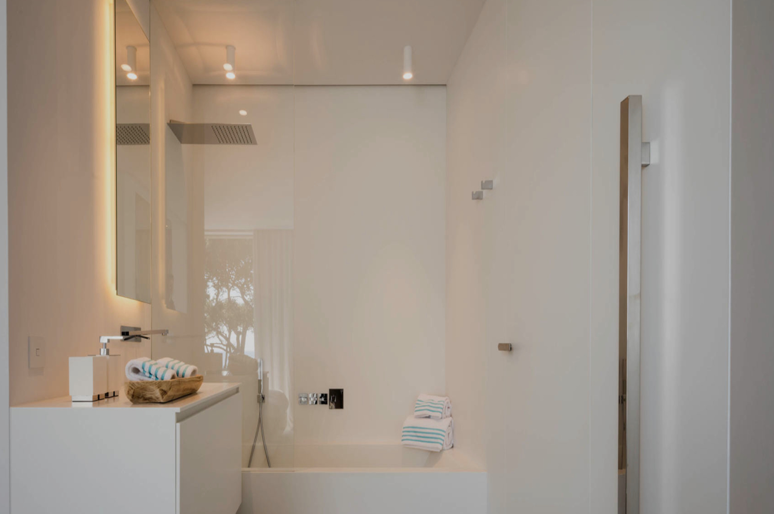 villa-caroline-bathroom-modern-luxury-design-sttropez