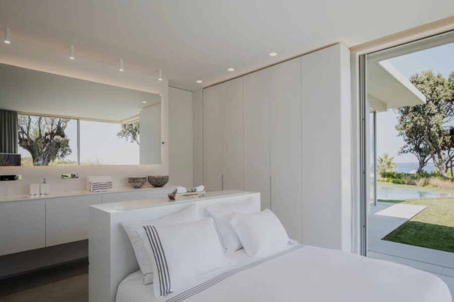 villa-caroline-bedroom-bright-modern-luxury-interiordesign-stropez