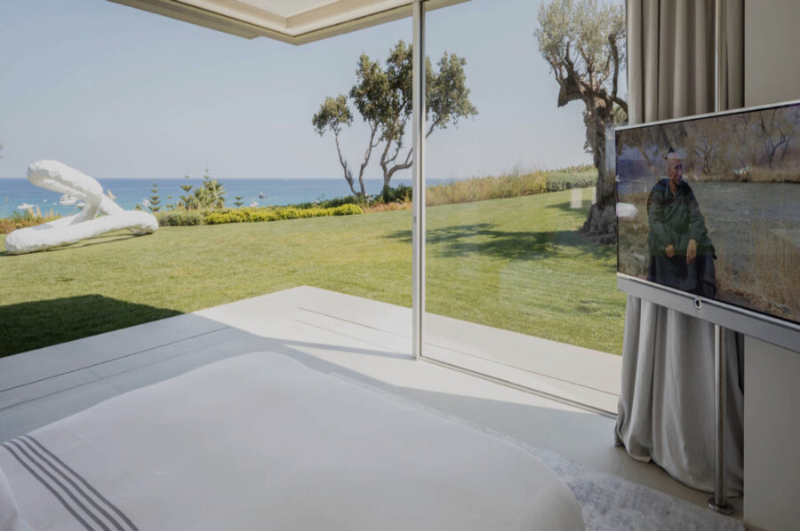 villa-caroline-bedroom-openplan-gardenaccess-seaview-modern-luxury-interior-sttropez