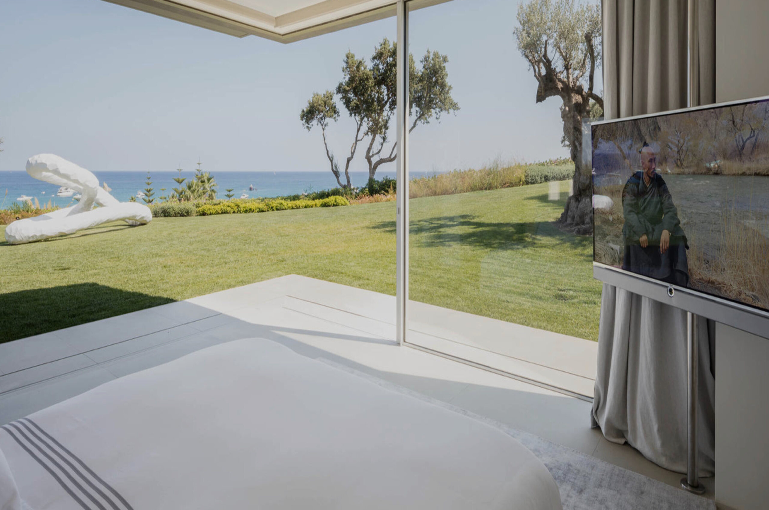 villa-caroline-bedroom-openplan-gardenaccess-seaview-modern-luxury-interior-sttropez