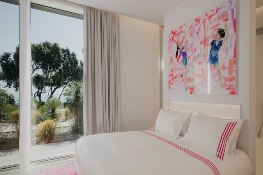 villa-caroline-bedroom-seaview-gardenview-artwork-modern-luxury-design-sttropez