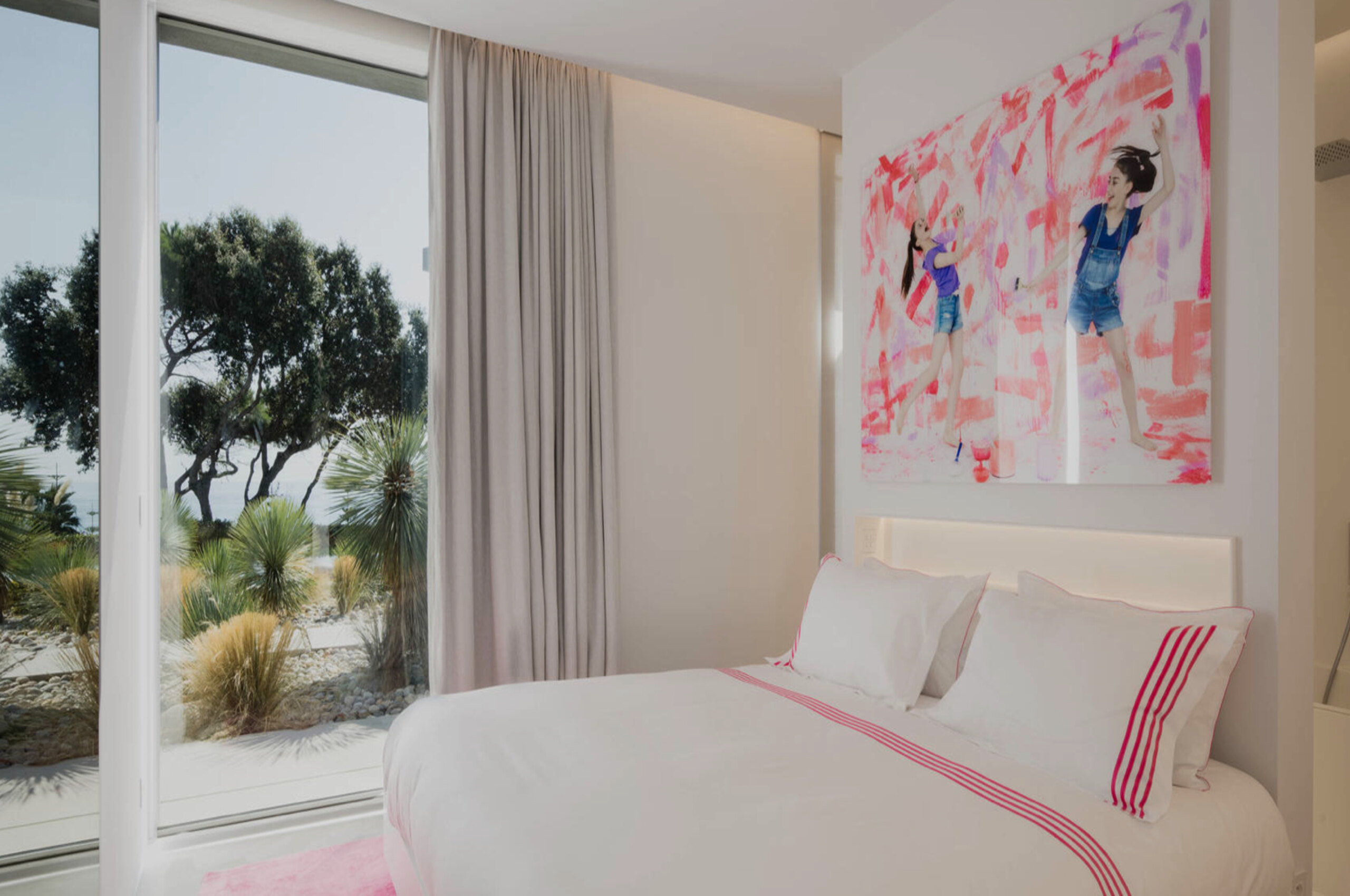 villa-caroline-bedroom-seaview-gardenview-artwork-modern-luxury-design-sttropez