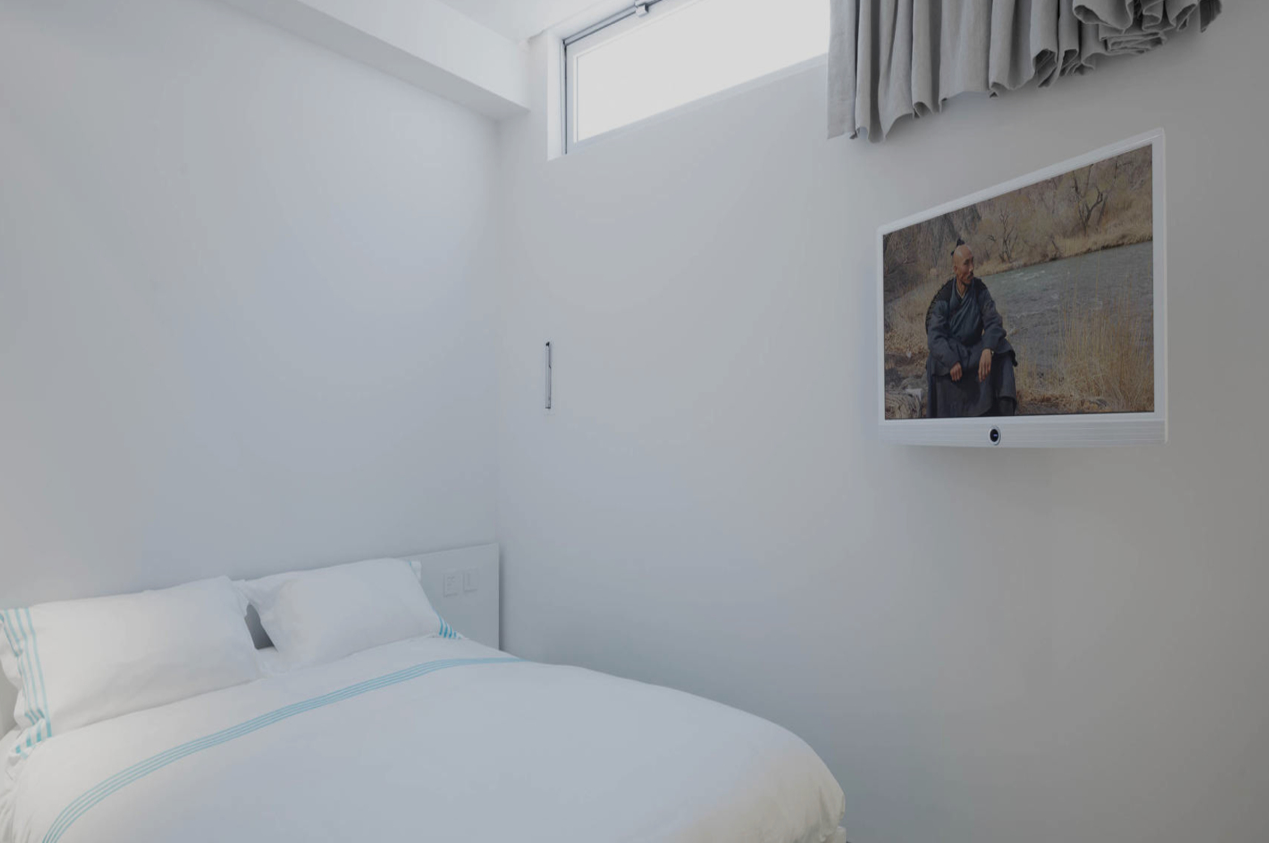 villa-caroline-bedroom-tv-modern-bright-luxury-design-frenchriviera-sttropez