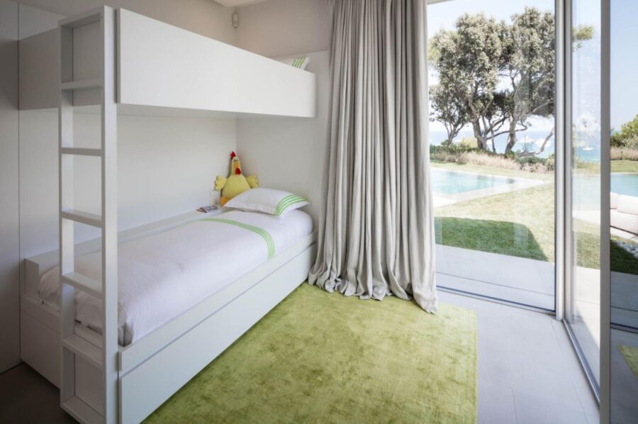 villa-caroline-bunk-bedroom-childrens-sleepover-space-luxury-ramatuelle