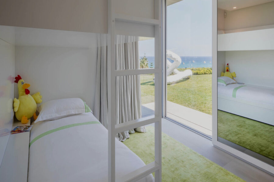 villa-caroline-bunkroom-kidsroom-seaview-gardenview-modern-bright-spacious-design-sttropez