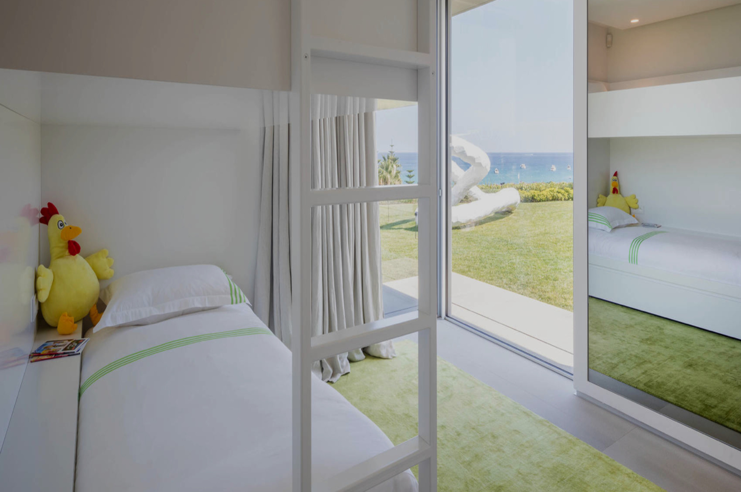 villa-caroline-bunkroom-kidsroom-seaview-gardenview-modern-bright-spacious-design-sttropez