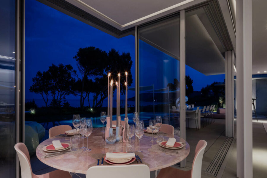 villa-caroline-diningtable-livingspace-openplan-night-seaview-modern-luxury-retreat-sttropez