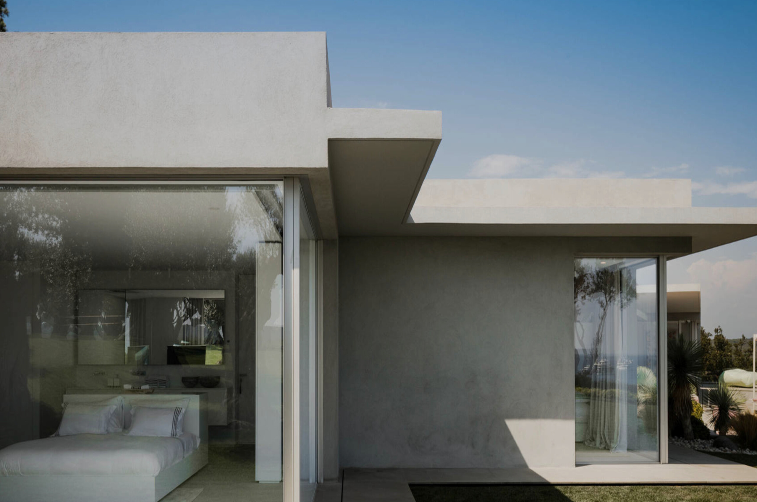 villa-caroline-exterior-bedroom-modern-architecture-luxury-rental-retreat-sttropez