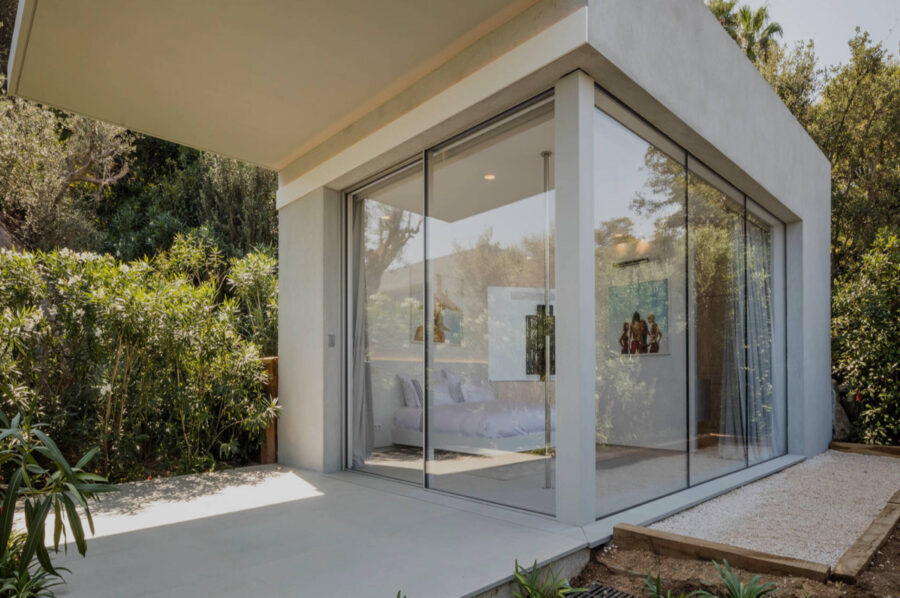 villa-caroline-exterior-bedroom-modern-luxury-design-frenchriviera-sttropez