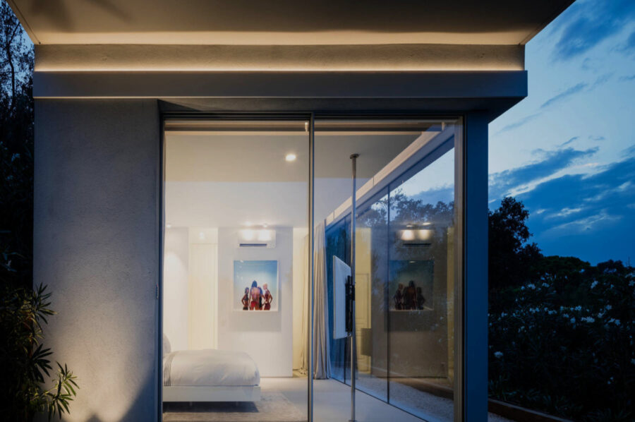 villa-caroline-exterior-bedroom-modern-luxury-interior-frenchriviera-sttropez